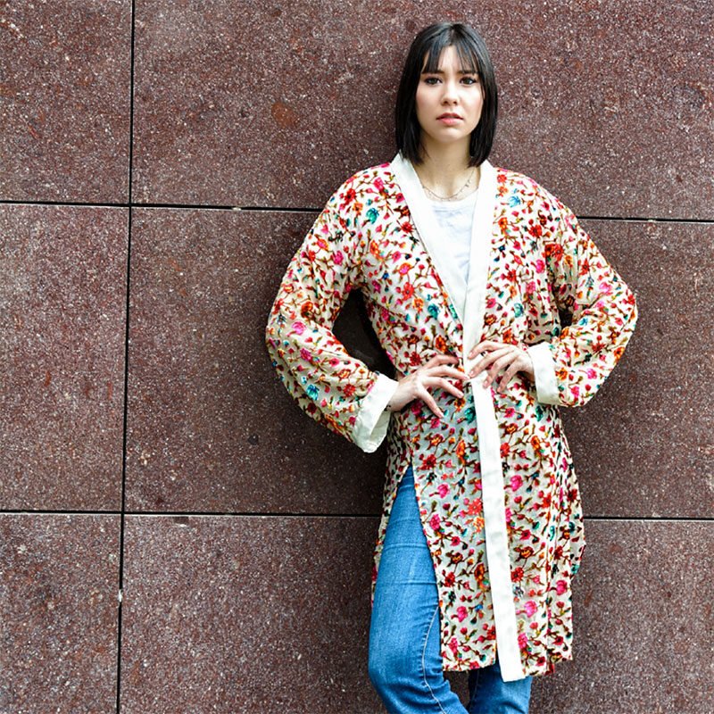 kimono-de-terciopelo-devore-beige-y-flores-julunggul