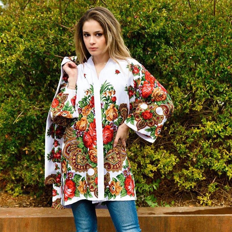 kimono-blanco-flores-rojas-julunggul
