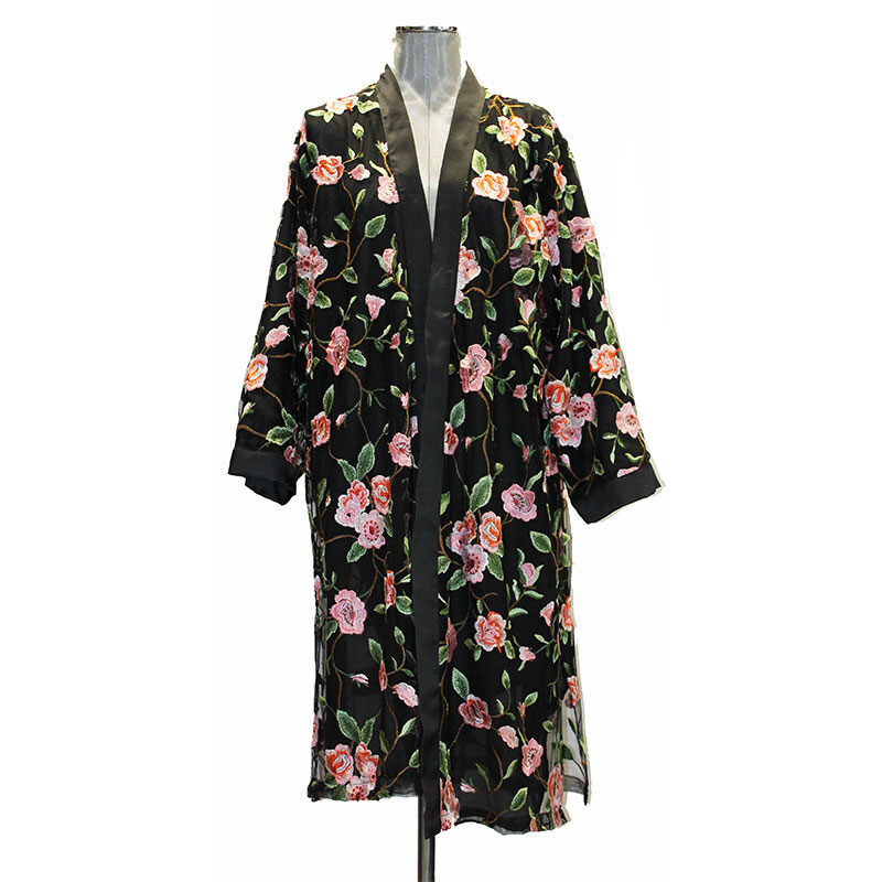 kimono negro bordado con flores rosas