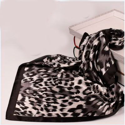 pañuelo imitación seda leopardo gris y negro