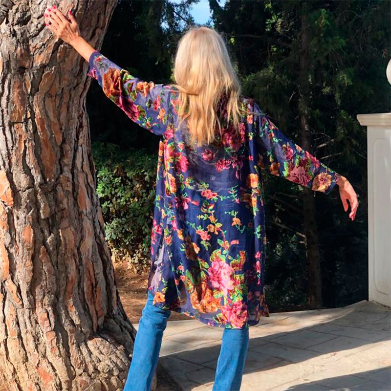 kimono-de-terciople-devore-azul-con-flores-de-julunggul-2